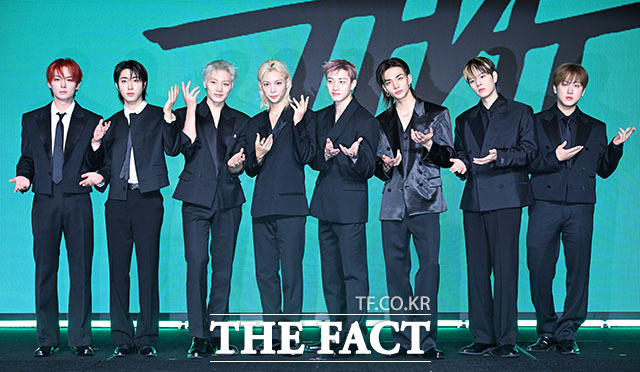 그룹 스트레이키즈의 리노와 한, 아이엔, 필릭스, 방찬, 현진, 승민, 창빈(왼쪽부터)이 6일 오후 서울 여의도 콘래드 서울 호텔에서 열린 미니 앨범 ‘THIS & THAT(디스 앤드 댓)’ 발매 기념 기자간담회에 참석해 포즈를 취하고 있다. /서예원 기자