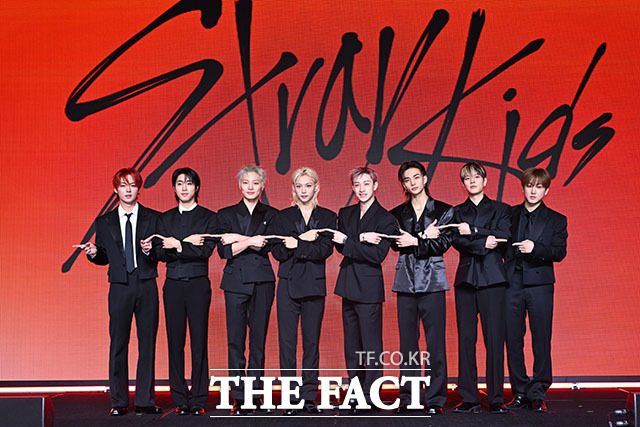 그룹 스트레이키즈의 리노와 한, 아이엔, 필릭스, 방찬, 현진, 승민, 창빈(왼쪽부터)이 6일 오후 서울 여의도 콘래드 서울 호텔에서 열린 미니 앨범 ‘THIS & THAT(디스 앤드 댓)’ 발매 기념 기자간담회에 참석해 포즈를 취하고 있다. /서예원 기자