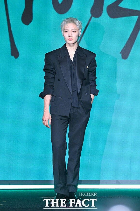 그룹 스트레이키즈의 리노와 한, 아이엔, 필릭스, 방찬, 현진, 승민, 창빈(왼쪽부터)이 6일 오후 서울 여의도 콘래드 서울 호텔에서 열린 미니 앨범 ‘THIS & THAT(디스 앤드 댓)’ 발매 기념 기자간담회에 참석해 포즈를 취하고 있다. /서예원 기자