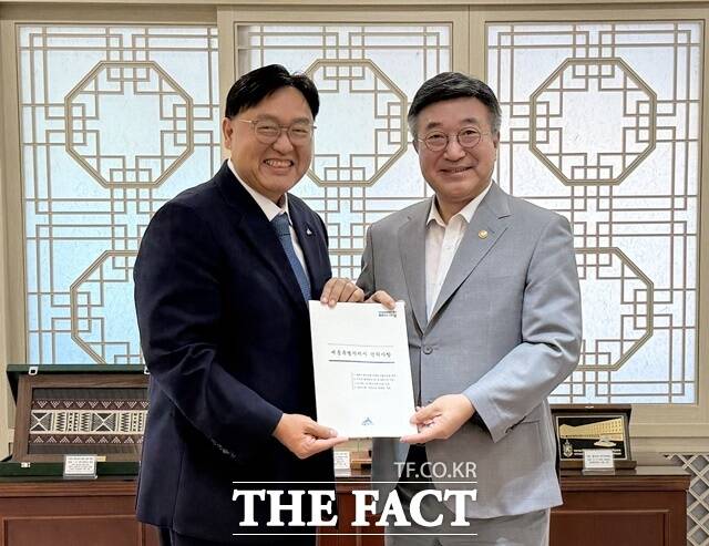 조상호 세종시장(왼쪽)이 6일 윤호중 행정안전부 장관을 만나 행정수도 완성과 국가균형발전을 위한 핵심 현안을 건의하고 있다. /세종시