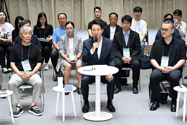 오세훈(가운데) 서울시장이 6일 서울시청에서 열린 '부동산 정상화를 위한 서울시민 대토론회'에서 발언을 하고 있다. /서울시