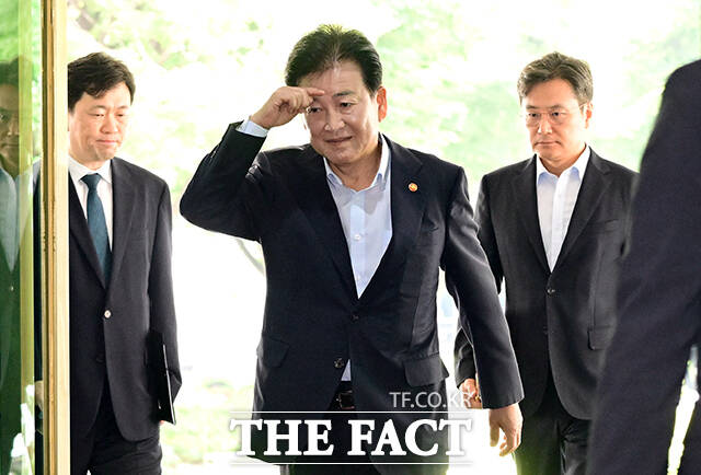 정동영 통일부 장관이 6일 오전 서울 종로구 정부서울청사로 등청하며 도어스테핑을 하고 있다. /임영무 기자