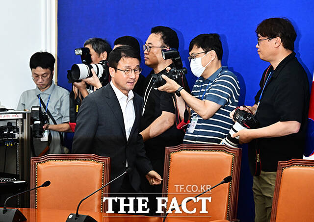 한병도 더불어민주당 대표 직무대행 겸 원내대표(오른쪽)가 6일 오전 서울 여의도 국회에서 열린 정책조정회의에 참석해 모두발언을 하고 있다. /국회=배정한 기자