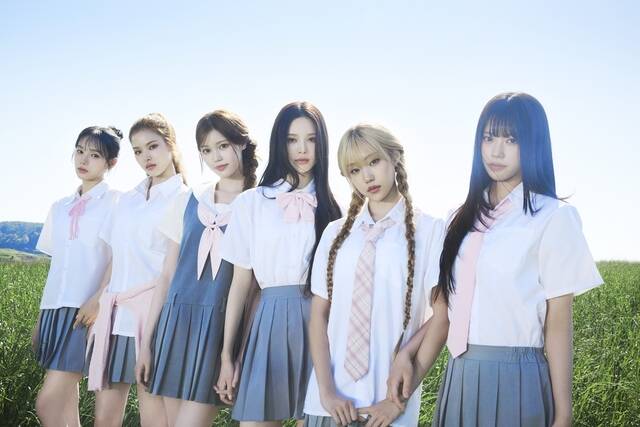 그룹 이즈나가 일본 데뷔앨범 'HANDLE WITH CARE'의 콘셉트 포토를 공개했다./웨이크원