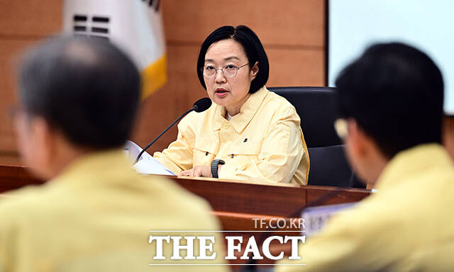 한성숙 국무총리(오른쪽)가 6일 오후 서을 종로구 정부서울청사에서 열린 2026 을지연습 준비보고회의에 참석해 모두발언을 하고 있다. /임영무 기자