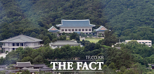청와대 국가안보실(안보실)은 6일 북한의 동해상 단거리 탄도미사일 발사와 관련해 긴급안보상황점검회의를 개최했다고 밝혔다. 사진은 청와대 전경. /임영무 기자