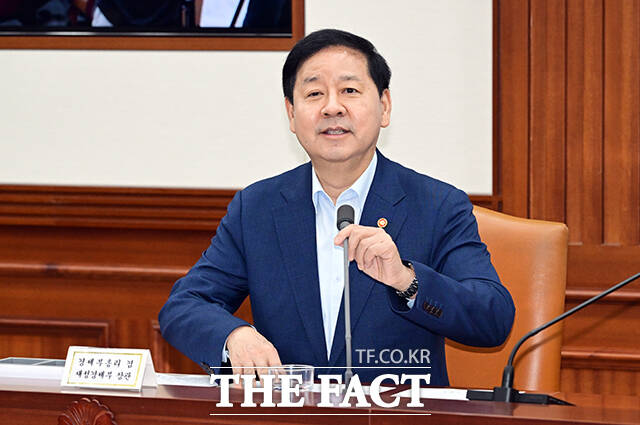 구윤철 부총리 겸 재정경제부 장관이 6일 오전 서울 종로구 정부서울청사에서 열린 비상경제본부 회의 겸 경제·구조혁신 관계장관회의에 참석해 모두발언을 하고 있다. /임영무 기자