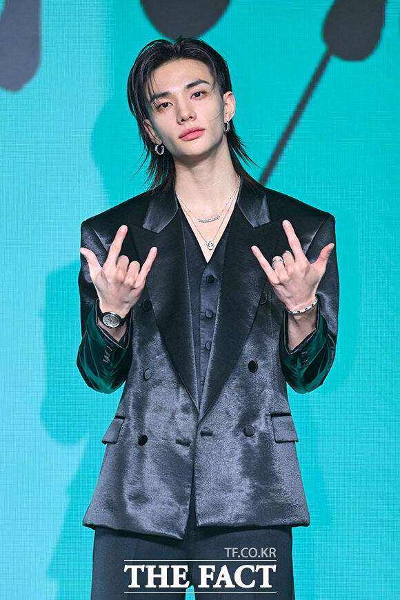 그룹 스트레이키즈의 현진(가운데)이 6일 오후 서울 여의도 콘래드 서울 호텔에서 열린 미니 앨범 ‘THIS & THAT(디스 앤드 댓)’ 발매 기념 기자간담회에 참석해 포즈를 취하고 있다. /서예원 기자