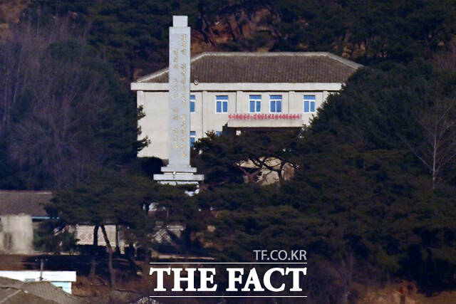 올해 상반기 국내 입국한 북향민은 63명으로 집계됐다. 사진은 지난 2월 17일 경기 파주시 오두산 통일전망대에서 바라본 북한 개풍군 김일성사적관. /남윤호 기자