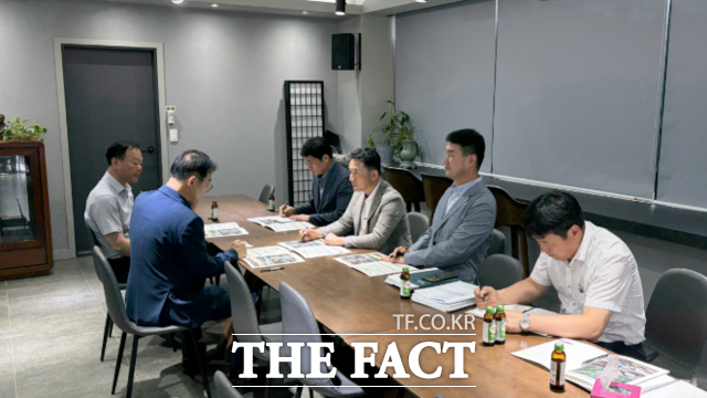 이남오 함평군수(오른쪽 세 번째)가 김윤덕 국토교통부 장관(왼쪽 첫 번째)에게 지역 현안 사업 해결을 위한 지원을 건의하고 있다. /함평군