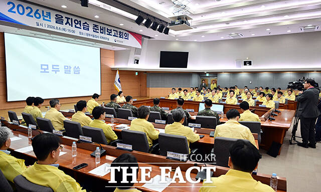한성숙 국무총리(오른쪽)가 6일 오후 서을 종로구 정부서울청사에서 열린 2026 을지연습 준비보고회의에 참석해 모두발언을 하고 있다. /임영무 기자