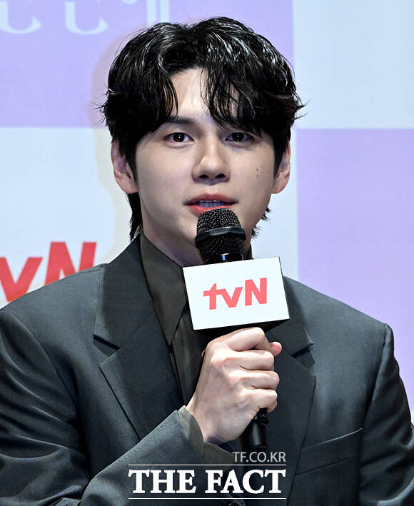 가수 겸 배우 옹성우가 오는 9월부터 총 5개 도시에서 팬들과 만난다. 사진은 지난달 14일 오후 서울 강남구 엘리에나 호텔 서울강남에서 열린 tvN 토일드라마 '오싹한 연애' 제작발표회에 참석한 모습. /박상민 기자