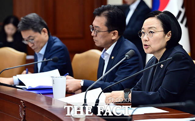 한성숙 국무총리가 6일 오전 서울 종로구 정부서울청사에서 열린 국가정책조정회의에 참석해 모두발언을 하고 있다. /임영무 기자