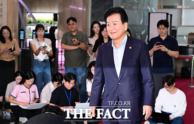 정동영 통일부 장관이 6일 오전 서울 종로구 정부서울청사로 등청하며 도어스테핑을 하고 있다. /임영무 기자