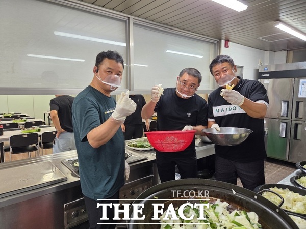 대전서부소방서가 의용소방대와 함께 5일 오후 대전시 서구 정림동 소재 후생학원을 찾아 아이들을 위한 저녁 식사 봉사활동을 펼쳤다. /대전시
