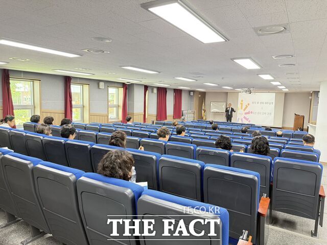6일 세종시교육청이 보람중학교에서 퇴직 예정 교육공무직원을 대상으로 '재취업 지원 서비스 교육'을 진행하고 있다. /세종시교육청