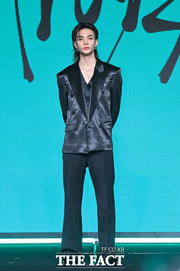 그룹 스트레이키즈의 현진(가운데)이 6일 오후 서울 여의도 콘래드 서울 호텔에서 열린 미니 앨범 ‘THIS & THAT(디스 앤드 댓)’ 발매 기념 기자간담회에 참석해 포즈를 취하고 있다. /서예원 기자