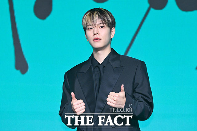 그룹 스트레이키즈의 리노와 한, 아이엔, 필릭스, 방찬, 현진, 승민, 창빈(왼쪽부터)이 6일 오후 서울 여의도 콘래드 서울 호텔에서 열린 미니 앨범 ‘THIS & THAT(디스 앤드 댓)’ 발매 기념 기자간담회에 참석해 포즈를 취하고 있다. /서예원 기자