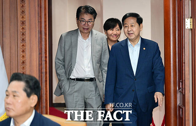구윤철 부총리 겸 재정경제부 장관이 6일 오전 서울 종로구 정부서울청사에서 열린 비상경제본부 회의 겸 경제·구조혁신 관계장관회의에 참석해 모두발언을 하고 있다. /임영무 기자