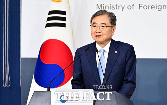 외교부는 이날 조 장관의 발언이 부처 간 엇박자 논란으로 확산하자 예정에 없던 브리핑을 열었다. /임영무 기자