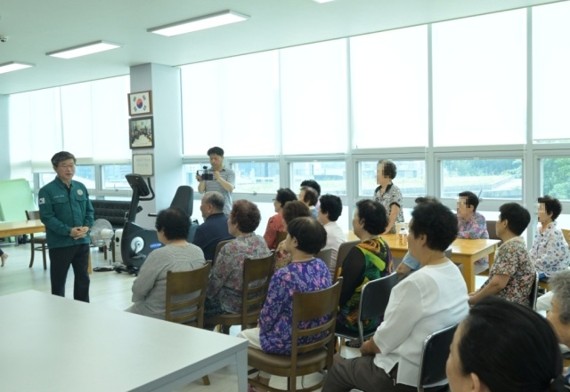 김길성 중구청장이 중림경로당 무더위쉼터를 점검 중이다. /중구