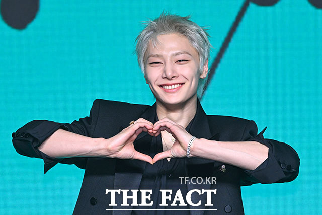 그룹 스트레이키즈의 리노와 한, 아이엔, 필릭스, 방찬, 현진, 승민, 창빈(왼쪽부터)이 6일 오후 서울 여의도 콘래드 서울 호텔에서 열린 미니 앨범 ‘THIS & THAT(디스 앤드 댓)’ 발매 기념 기자간담회에 참석해 포즈를 취하고 있다. /서예원 기자