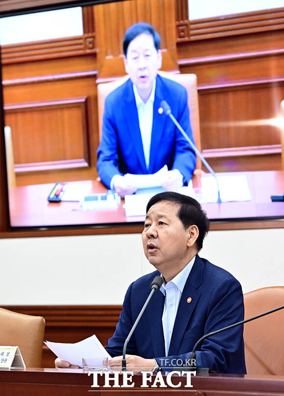 구윤철 부총리 겸 재정경제부 장관이 6일 오전 서울 종로구 정부서울청사에서 열린 비상경제본부 회의 겸 경제·구조혁신 관계장관회의에 참석해 모두발언을 하고 있다. /임영무 기자