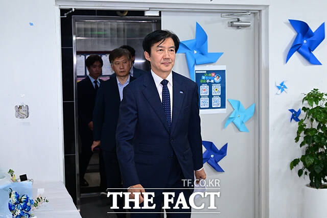 조국 조국혁신당 혁신정책연구원장이 최근 국내 증시 급등락 원인으로 단일종목 레버리지 ETF 도입을 지목하며 청와대의 책임론을 부각하고 있다. 사진은 조국 조국혁신당 평택을 재선거 후보가 지난 6월 4일 오전 경기 평택시 선거사무소에 낙선 인사를 전하기 위해 들어서고 있는 모습. /남윤호 기자
