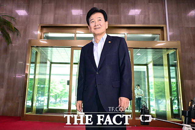정동영 통일부 장관은 6일 조현 외교부 장관이 '통일부 업무보고는 이상주의적이니 디스카운트해달라'고 밝힌 데 대해