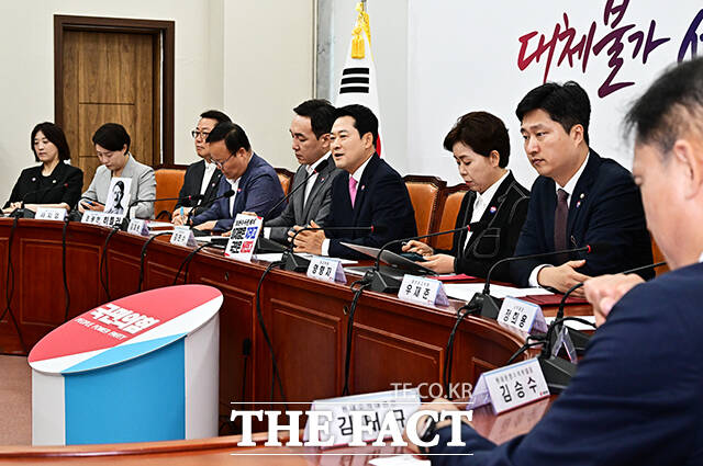 장동혁 국민의힘 대표(오른쪽)가 6일 오전 서울 여의도 국회에서 열린 최고위원회의에 참석해 모두발언을 하고 있다. /국회=배정한 기자