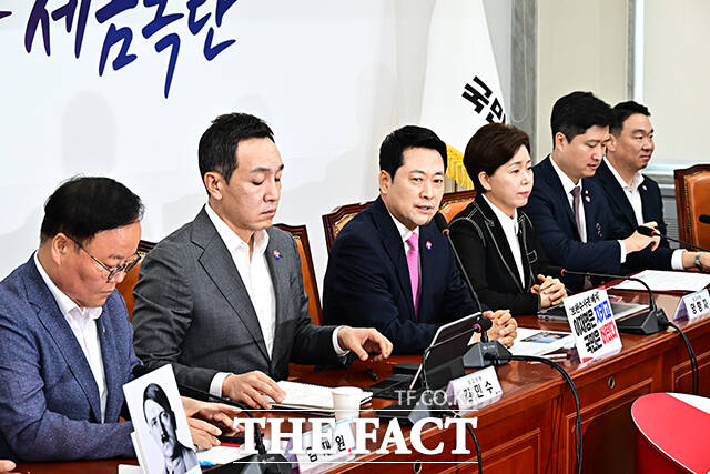 장동혁 국민의힘 대표(오른쪽)가 6일 오전 서울 여의도 국회에서 열린 최고위원회의에 참석해 모두발언을 하고 있다. /국회=배정한 기자