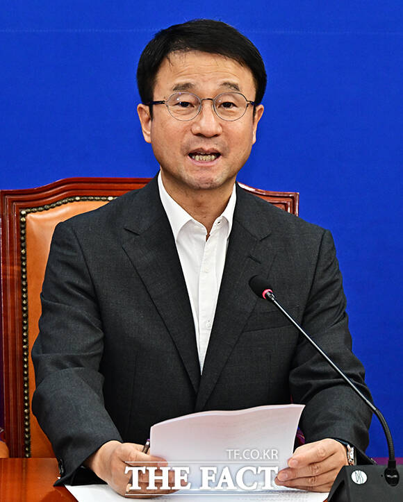 한병도 더불어민주당 대표 직무대행 겸 원내대표(오른쪽)가 6일 오전 서울 여의도 국회에서 열린 정책조정회의에 참석해 모두발언을 하고 있다. /국회=배정한 기자