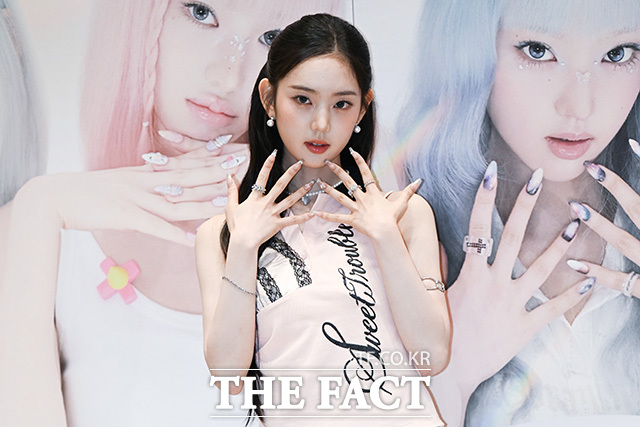 키야와 이솔, 지유, 하음, 수이(왼쪽부터)가 포즈를 취하고 있다.