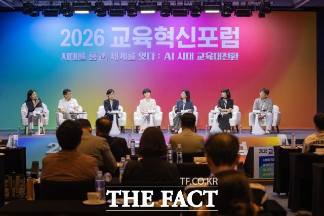 '2026 교육혁신포럼' 현장 대담에 패널로 참석한 경남정보대 방미선(왼쪽 세 번째부터) 센터장과 환경조경디자인과 신수안 교수가 지역 특화 지·산·학 연계 직업·평생교육의 발전 방향을 주제로 토론하고 있다. /경남정보대