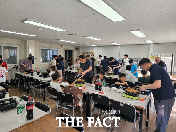 대전서부소방서가 의용소방대와 함께 5일 오후 대전시 서구 정림동 소재 후생학원을 찾아 아이들을 위한 저녁 식사 봉사활동을 펼쳤다. /대전시
