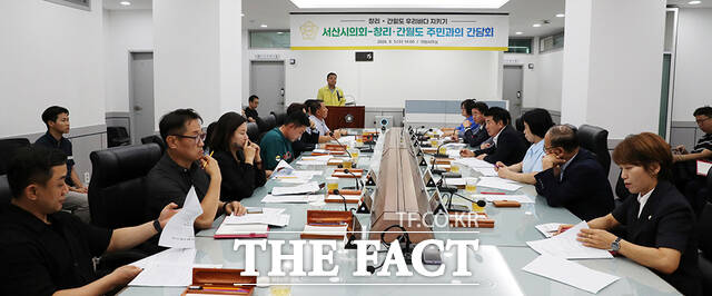 서산시의회가 창리·간월도 앞바다에 떠다니는 오염 부유물로 인한 악취와 수산물 폐사, 상권 붕괴 등의 원인을 규명하고 피해 대책을 논의하기 위해 주민들과 간담회를 진행하고 있다. /서산시의회
