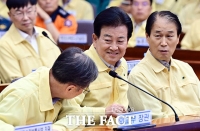  조현 외교장관과 인사하는 정동영 통일부 장관 [포토]