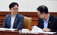  인사 나누는 김영수 국무1차장과 채이배 총리비서실장 [포토]