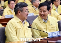  대화 나누는 구윤철 부총리와 윤호중 장관 [포토]