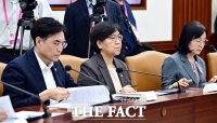  국무총리 발언 듣는 정은경 보건복지부 장관 [포토]
