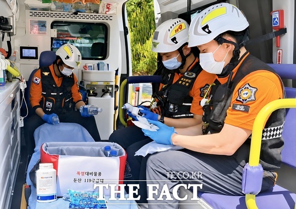 대전소방본부는 폭염으로 인한 시민 피해를 최소화하기 위해 8월 4일부터 9월 30일까지 '폭염119안전대책본부'를 운영, 폭염 대응 비상체계에 돌입했다. 출동하는 119구급대원 모습. /대전시