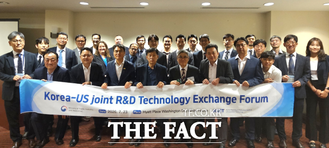 UNIST와 쓰리디팩토리 관계자들이 23일 미국 워싱턴 D.C.에서 열린 '한미 공동 R&D 기술교류 포럼'에 참석해 주요 관계자들과 기념촬영을 하고 있다. /UNIST