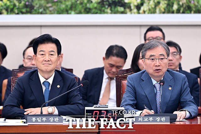 통일부와 외교부가 대북정책을 두고 충돌했다. 사진은 정동영 통일부 장관(왼쪽)과 조현 외교부 장관이 지난 4월 15일 오전 서울 여의도 국회에서 열린 외교통일위원회 전체회의에서 의원 질의에 답하는 모습. /남용희 기자