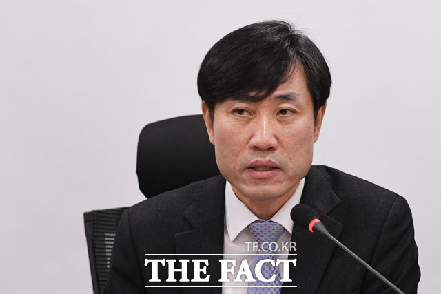 하태경 보험연수원장이 금융위원회를 향해 다시 한번 비판의 목소리를 높였다. 금융위가 보험연수원 AI 신사업 투자와 관련해 협의 내용을 뒤집고 사업 추진을 가로막고 있다는 주장이다. /남윤호 기자