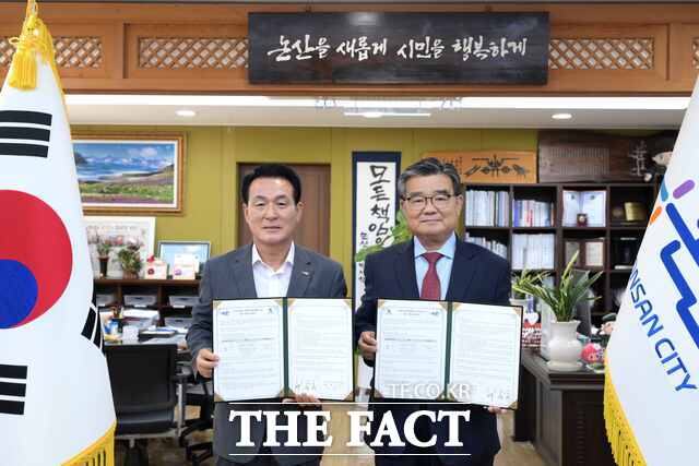 백성현 논산시장(왼쪽)과 이동진 건양사이버대 총장이 협약을 체결한 후 기념 촬영을 하고 있다. /건양사이버대