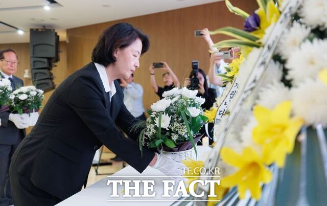7일 경기도의회 대회의실에서 경기도 원폭피해 81주년 추모식이 열린 가운데 추미애 경기도지사가 헌화하고 있다. /경기도