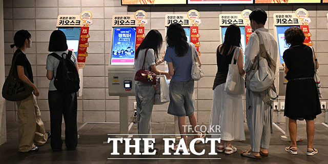 전국 대부분 지역에 폭염특보가 내려져 복합쇼핑몰을 찾는 일명 ‘몰캉스(쇼핑물+바캉스의 합성어)’족이 증가한 가운데 7일 오후 서울 용산구 아이파크몰 CGV가 인파로 붐비고 있다. /서예원 기자