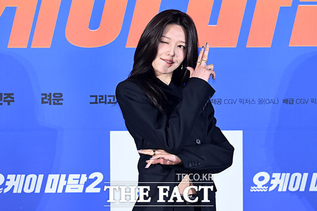 가수 겸 배우 최수영은 '오케이 마담2'에서 미영의 가족들을 크루즈로 초대한 안야 역을 맡아 관객들과 만난다. 사진은 지난 7월 13일 오전 서울 용산구 CGV 용산아이파크몰에서 열린 영화 ‘오케이 마담2’ 제작보고회에 참석해 포즈를 취하고 있는 모습. /서예원 기자
