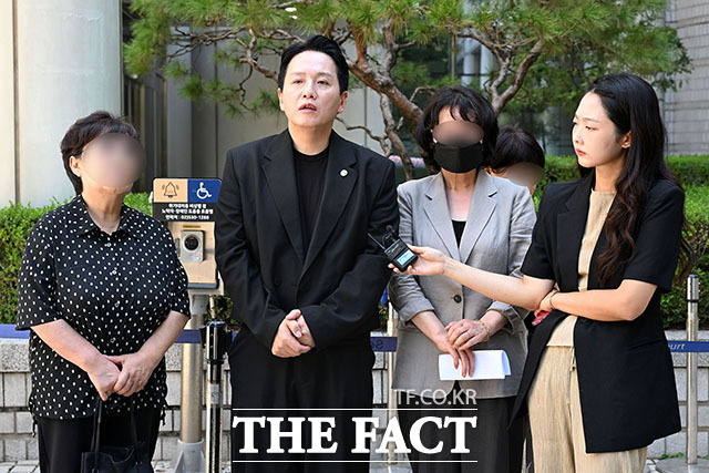 고 채상병의 어머니가 법정을 나서고 있다.