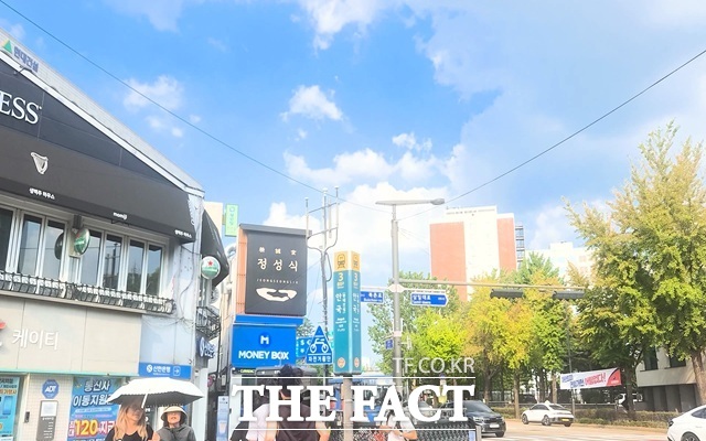 7일 입추에도 불구하고 무더위는 이어졌다. 낮 안국역 일대를 러너들과 관광객 등이 지나고 있다. /안국역=오승혁 기자